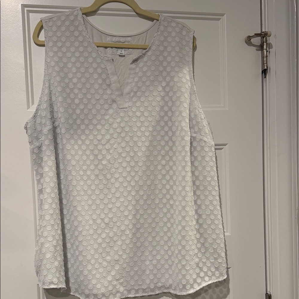 Market & Spruce Textured White Sleeveless Blouse